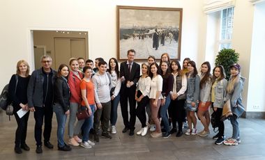 Hauptamtsleiter Stefan Ferber (Mitte) empfing die 21 russischen Studierenden und Dozenten im Jan-Wellem-Saal des Rathauses. Foto: Malte Baumgarten