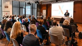 Oberbürgermeister Dr. Stephan Keller bei seiner Rede im Rahmen der Abschlussveranstaltung zum ersten Cross-Mentoring für Frauen der Städte Düsseldorf und Köln, Foto: Meyer.