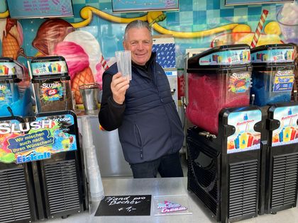 Schausteller Max Cronenberg freut Eis im Mehrwegbecher ausgeben zu können.