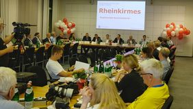 Blick in den Raum der gut besuchten Pressekonferenz zur Rheinkirmes 2024.