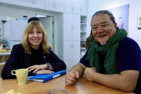 Kulturamtsleiterin Angélique Tracik im Gespräch mit Yang Shu, Direktor des Organhaus Art Space in Chongqing. Foto: LHD