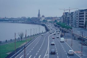 Die Ersatzstraße am Rheinufer im Jahr 1990. Foto: Stadtarchiv