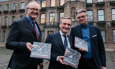 OB Thomas Geisel stellte sein Buch zusammen mit Jürgen Kron, Geschäftsführer des Droste Verlages, (links) und Autor Jens Prüss (rechts) im Rathaus vor. Foto: Michael Gstettenbauer