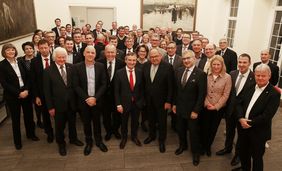 Oberbürgermeister Thomas Geisel (Mitte) mit den Gästen des Empfangs zur "boot Düsseldorf" 2017 im Jan-Wellem-Saal