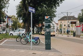 Eine neue Mobilitätsstation bereichert jetzt das Mobilitätsangebot auf dem Aachener Platz. Foto: Connected Mobility Düsseldorf 