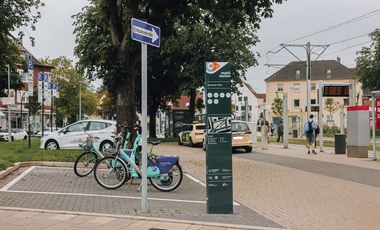 Eine neue Mobilitätsstation bereichert jetzt das Mobilitätsangebot auf dem Aachener Platz. Foto: Connected Mobility Düsseldorf 