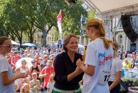 Bürgermeisterin Zepunke bei der Übergabe und Gratulaition eines Pokales an eine Gewinnerin