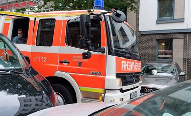Die Feuerwehr Düsseldorf machte bei der Durchfahrt von Straßen in Oberbilk auf die Gefahr aufmerksam, die durch "Falschparker" entstehen © Landeshauptstadt Düsseldorf/Uwe Schaffmeister