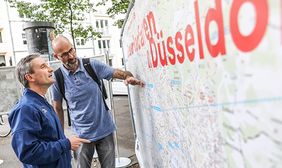 Thomas Geisel lässt sich von Heribert Schäfer vom Amt für Verkehrsmanagement das Radhauptnetz erklären