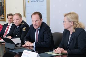 v.l.: Beigeordneter Christian Zaum, Helge Scharfscheer (Vizepräsident Bundespolizeidirektion St. Augustin), OB Dr. Stephan Keller, Polizeipräsidentin Miriam Brauns. Foto: Gstettenbauer