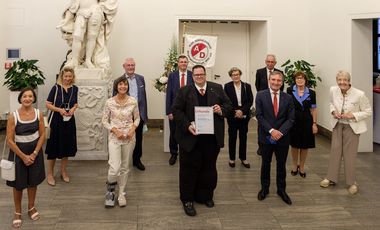 OB Thomas Geisel (vorne rechts) mit Alde Düsseldorfer-Baas Rolf Lenz und weiteren Vorstands- und Ehrenmitgliedern des Vereins im Jan-Wellem-Saal, Foto: Uwe Schaffmeister.