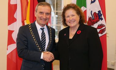 Oberbürgermeister Thomas Geisel mit der kanadischen Konsulin Lee-Anne Hermann im Jan-Wellem-Saal des Rathauses. Foto: David Young
