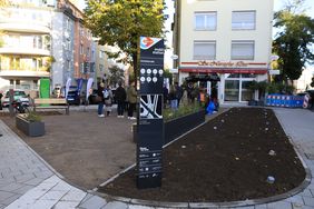 Übersicht über den Platz der Mobilitätsstation an der Schloßstraße. Bäume werden noch gepflanzt © Landeshauptstadt Düsseldorf, Ingo Lammert 