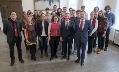Oberbürgermeister Thomas Geisel empfing die Schülerinnen und Schüler, die vom ungarischen Generalkonsul Balázs Szegner (vorne rechts) begleitet wurden. Foto: Gstettenbauer