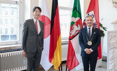OB Thomas Geisel empfing den neuen japanischen Generalkonsul Kiminori Iwama am Dienstag, 9. Juni, im Jan-Wellem-Saal des Rathauses. Foto: Melanie Zanin