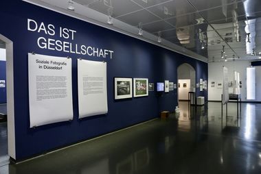 Das Stadtmuseum Düsseldorf präsentiert vom 8. September bis zum 5. Januar 2025 die fotodokumentarische Ausstellung "Das ist Gesellschaft. Soziale Fotografie in Düsseldorf". Alle Fotos: Ingo Lammert