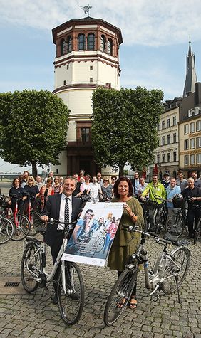 Werben dafür, beim kommunalen Wettbewerb Stadtradeln mitzumachen: Oberbürgermeister Thomas Geisel und Umweltdezernentin Helga Stulgies 