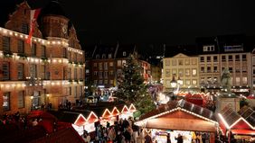 Blick über den Düsseldorfer Weihnachtsmarkt vor dem Rathaus, Foto: LHD.