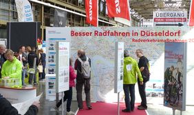 Die Landeshauptstadt Düsseldorf informierte an einem Stand auf der Messe "Cyclingworld" über geplante Projekte und warb für attraktive Radrouten. © Landeshauptstadt Düsseldorf 