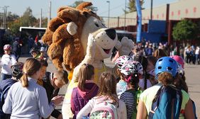 Das beliebte städtische Verkehrsmaskottchen, der Löwe "Lookie", begrüßte die rund 2.700 Schüler bei den Verkehrssicherheitstagen