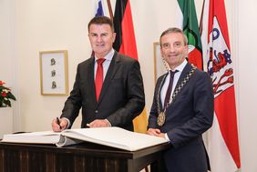 Der Botschafter der Republik Slowenien in Berlin, Franc But (links), wurde von Oberbürgermeister Thomas Geisel im Rathaus empfangen. Foto: Melanie Zanin