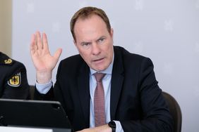 OB Dr. Stephan Keller bei der Pressekonferenz zum Thema "Sicherheit im Bahnhofsumfeld". Foto: Gstettenbauer