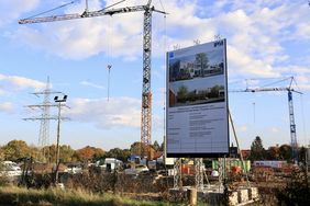 Auf dem rund 20.000 Quadratmeter großen Grundstück an der Werstener Friedhofstraße 70-72 entsteht der Neubau der Feuer- und Rettungswache 7 und des zentralen Betriebshofes des Garten-, Friedhofs- und Forstamtes. Foto: Ingo Lammert