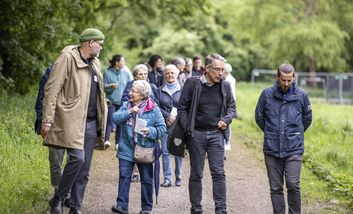 Die Teilnehmer und Teilnehmerinnen besichtigen das Projektgebiet Grünzug Aaper Wald (© LHD/Merle Forchmann)