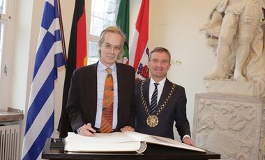 Oberbürgermeister Thomas Geisel mit dem Botschafter der Hellenischen Republik, Theodoros Daskarolis (links), im Rathaus