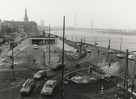 Die Ersatzstraße am Rheinufer im Jahr der Fertigstellung des neuen Tunnels im Jahr 1993. Foto: Stadtarchiv