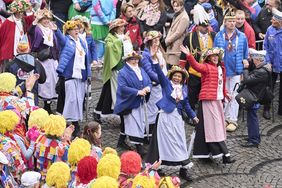 Hoppeditz 2024: Bunt gekleidete Jecken auf dem Marktplatz vor dem Rathaus