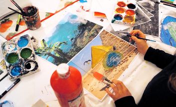 Foto mit Farben, Pinseln, Papier und malenden Kinderhänden für Sommerferienprogramm