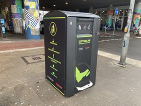 Der solarbetriebene Abfallbehälter am Standort S-Bahnhof Bilk. Foto: Landeshauptstadt Düsseldorf
