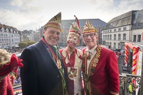 Hoppeditz-Erwachen 2024: Oberbürgermeister Dr. Stephan Keller mit Hoppeditz Tom Bauer und CC-Präsident Lothar Hörning auf dem Rathausbalkon (v.l.).