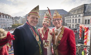 Hoppeditz-Erwachen 2024: Oberbürgermeister Dr. Stephan Keller mit Hoppeditz Tom Bauer und CC-Präsident Lothar Hörning auf dem Rathausbalkon (v.l.).