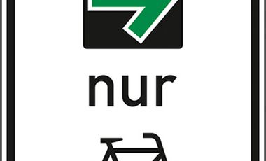 So sehen die Grünpfeilschilder für Radler aus, die jetzt an zwei Kreuzungen in Düsseldorf installiert worden sind. © Landeshauptstadt Düsseldorf Verkehrsmanagement