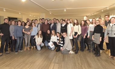 Schülerinnen und Schüler des Geschwister-Scholl-Gymnasiums und ihrer Partnerschule aus Moskau wurden von Oberbürgermeister Thomas Geisel empfangen. Foto: Meyer