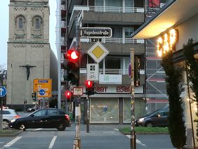 Das Grünpfeilschild für Radler an der Prinz-Georg-Straße, Abbiegemöglichkeit in Richtung Vagedesstraße, © Landeshauptstadt Düsseldorf, Amt für Verkehrsmanagement