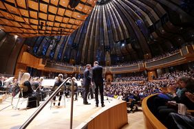 Beim Konzert der Warschauer Symphoniker kamen allein 1.600 Musikliebhaber in die Tonhalle Düsseldorf und lauschten Werken von Robert Schumann, Frédéric Chopin und Antonín Dvořák. Foto: David Young