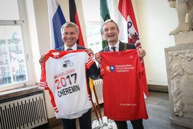 Oberbürgermeister Thomas Geisel (mit Trikot des Moskau-Marathons) und Minister Sergej Cheremin (mit Trikot des Teams Düsseldorf 2017)
