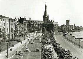 Der Verkehr am Rheinufer im Jahr 1956. Foto: Stadtarchiv