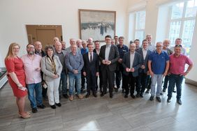 Oberbürgermeister Thomas Geisel begrüßt eine Delegation der Verbandsgemeinde Landau-Land in der Südpfalz. Foto: Michael Gstettenbauer