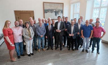 Oberbürgermeister Thomas Geisel begrüßt eine Delegation der Verbandsgemeinde Landau-Land in der Südpfalz. Foto: Michael Gstettenbauer