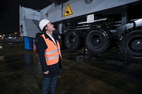 Anlässlich der "Langen Nacht der Industrie" besuchte OB Keller den Weltmarktführer Konecranes an seinem Standort in Düsseldorf-Benrath und blickte hinter die Kulissen des Fertigungsbetriebs. Foto: Gstettenbauer