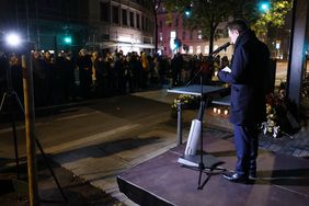 Oberbürgermeister Dr. Stephan Keller sprach zu den Anwesenden, die an der Kasernenstraße zusammengekommen waren, um das Einschalten der Lichtinstallation "missing link_" von Mischa Kuball mitzuerleben.