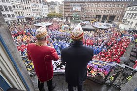 Hoppeditz-Erwachen 2024: Blick vom Rathaus-Balkon auf den gut besuchten Marktplatz