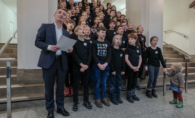 Oberbürgermeister Thomas Geisel empfing den Chor des Comenius-Gymnasiums am 21. Dezember zum traditionellen Weihnachtssingen im Rathaus
