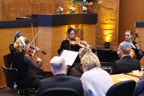 Die Veranstaltung wurde musikalisch von einem Streichquartett mit Jungstudentinnen der Robert Schumann Hochschule Düsseldorf begleitet