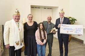 Verleihung des Goldenen Lackschuhs mit Burkard Brings, dem Preisträgerehepaar Nadine und Ronnie Wellnitz mit Tocher Nila und OB Dr. Stephan Keller (v.l.)