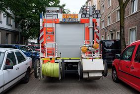 Die Feuerwehr Düsseldorf machte bei der Durchfahrt von Straßen in Oberbilk auf die Gefahr aufmerksam, die durch "Falschparker" entstehen © Landeshauptstadt Düsseldorf/Uwe Schaffmeister 